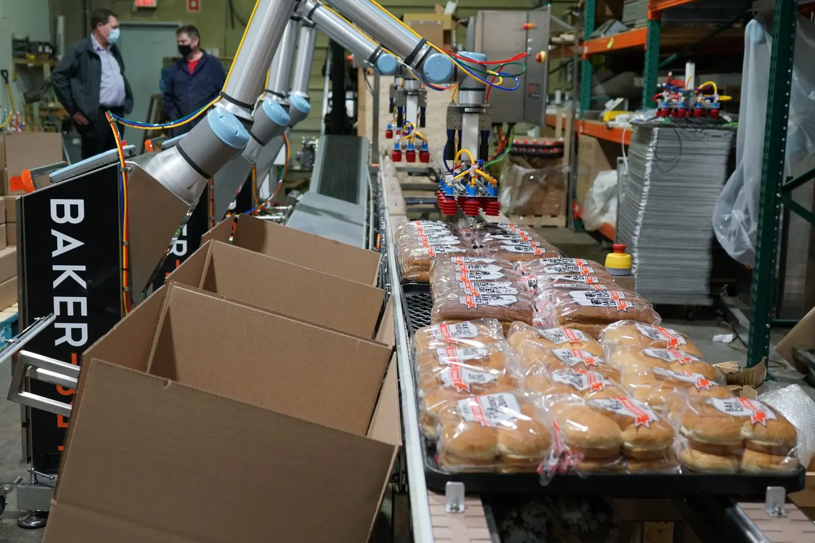 Robotic equipment for bread tray loading and palletizing